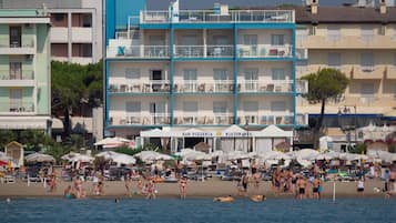 Plage privée, sable blanc, cabines gratuites, chaises longues