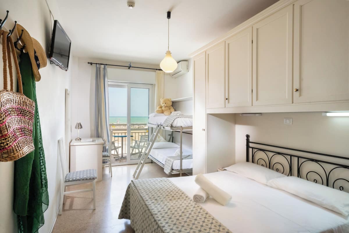 Chambre Familiale, balcon, vue mer | Bureau, Wi-Fi gratuit