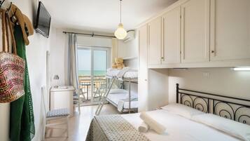 Chambre Familiale, balcon, vue mer | Bureau, Wi-Fi gratuit
