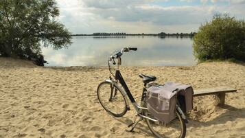 Plage privée, sable blanc, cabines gratuites, chaises longues