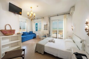 Deluxe kamer, balkon, uitzicht op zee | Een bureau, gratis wifi, beddengoed