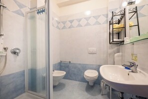 Dusch, gratis toalettartiklar, hårtork och handdukar