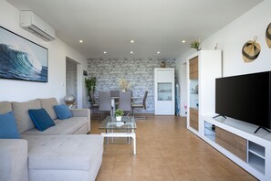 Ein modernes Wohnzimmer mit Sofa, Couchtisch und TV-Möbel.