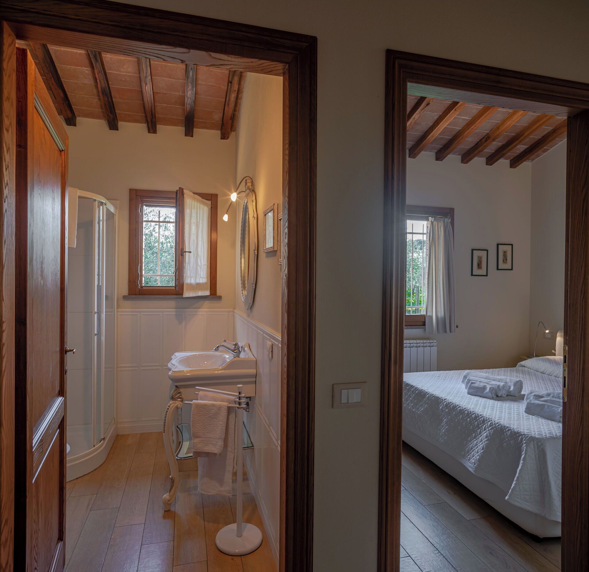 Casa de banho com lavatório, espelho e porta-toalhas.
