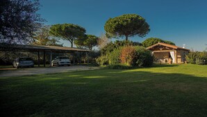 Een rustiek stenen gebouw met een overdekte veranda en een garage.