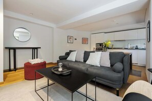 House - w Engaging 2BR Retreat in Trendy Roma Norte (Mexico City)