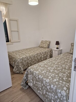 Desk, iron/ironing board, free WiFi, bed sheets - Machico Accommodation Madeira (Machico)