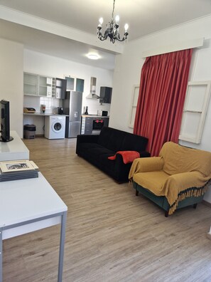 Smart TV, books - Machico Accommodation Madeira (Machico)