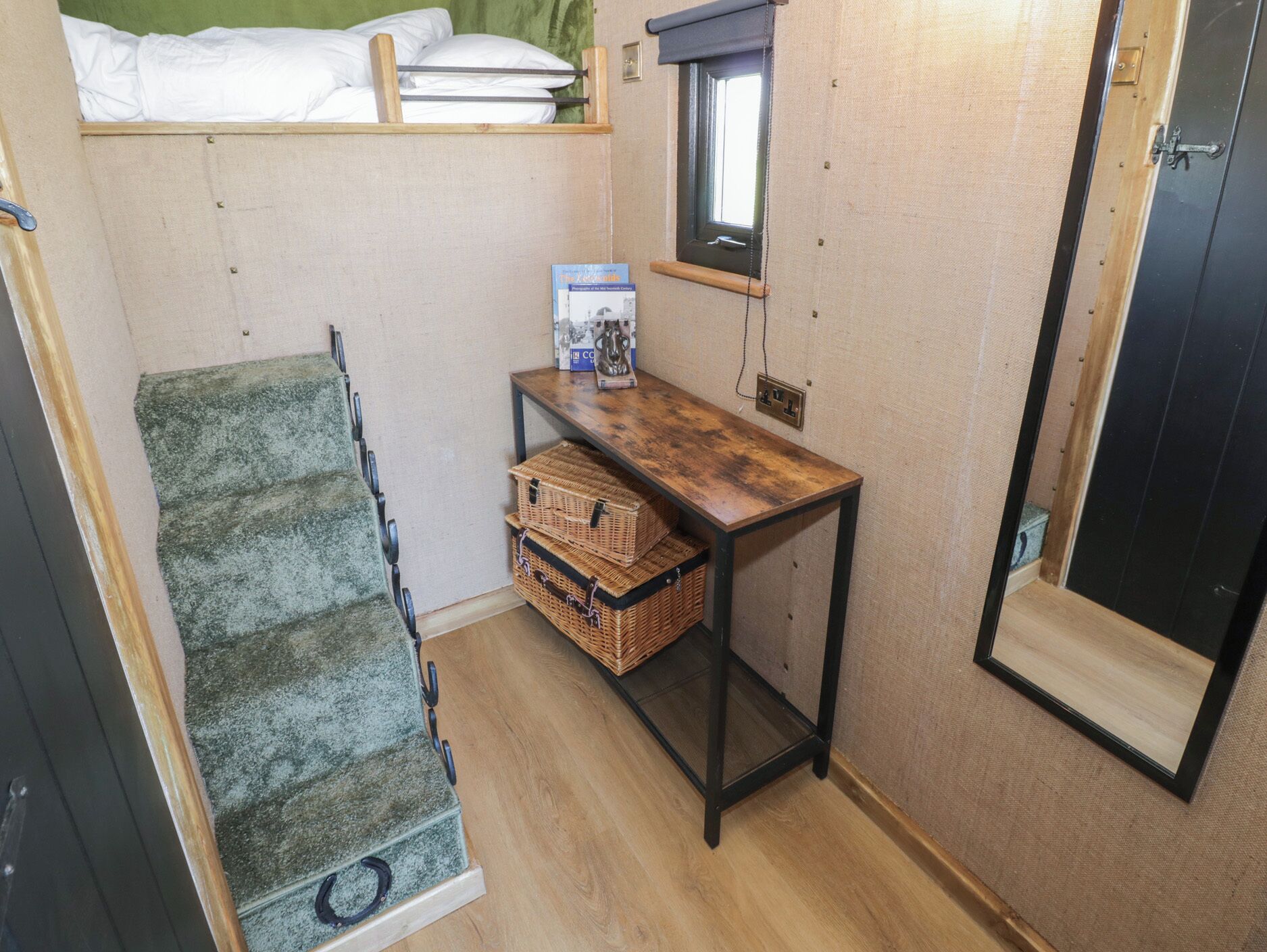 1 bedroom, individually decorated, individually furnished