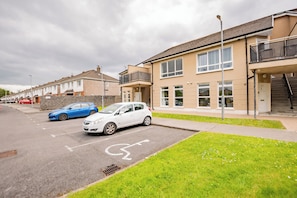 Exterior - Cozy 2-Bedroom Apartment in Galway (Galway)