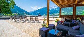 Quiet vacation home with panoramic mountain views and terrace - ideal for groups.