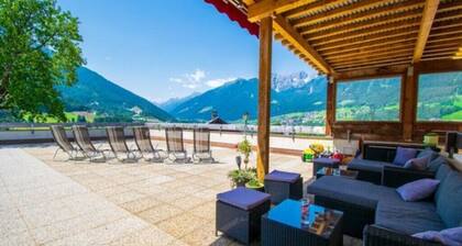 Quiet vacation home with panoramic mountain views and terrace - ideal for groups.