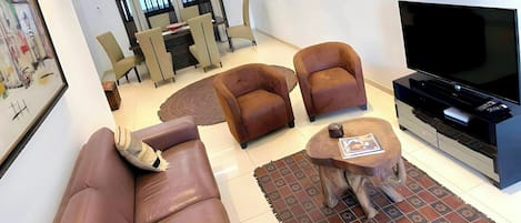 ヴィラ 2 ベッドルーム 冷房 | リビング エリア