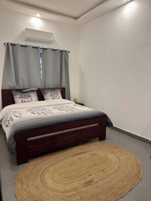 Tabla de planchar con plancha, wifi gratis y ropa de cama 