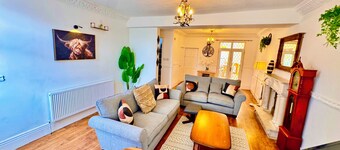 Spacious 5 bedroom 2 bath house 
Sleeps 10 - close to city center