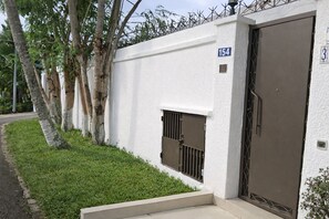 Exterior detail - Secure Premium Villa with garden and terrace, ideal for families (Abidjan)
