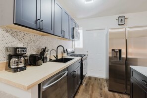 Geladeira, micro-ondas, cooktop, lava-louças