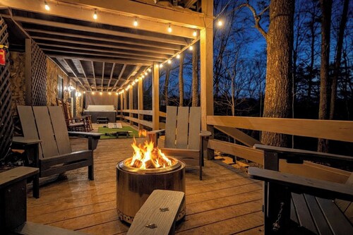 Hot Tub, Game Room & Projector: Blue Ridge Cabin!