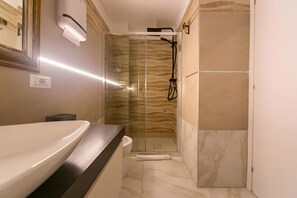 Dusche, Haartrockner, Handtücher