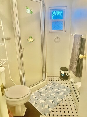 Unclassified image, 4 of 18, button - 3-bedroom house in charming Hempstead with cool AC (Hempstead)