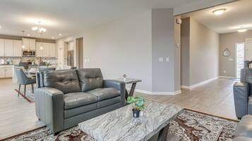 House (5 Bedrooms) | Interior