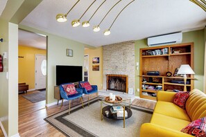 Interior - 2BR Lake-view Home w/ Streaming, Board Games, AC (Bemus Point)