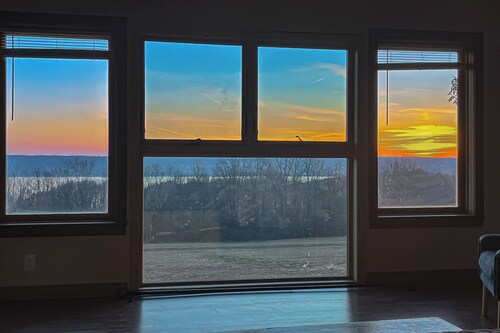 2BR Lake-view Home w/ Streaming, Board Games, AC