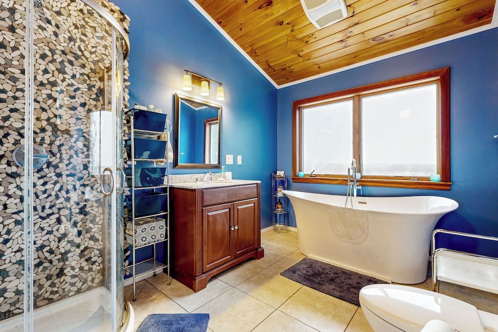 Chautauqua Lake Views! Bemus Point Getaway - Mayville, OR