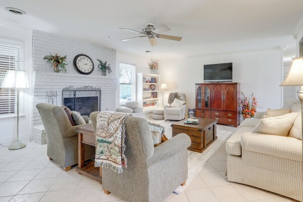Near Trails & Dtwn Springdale! Dog-friendly Home - Springdale, AR