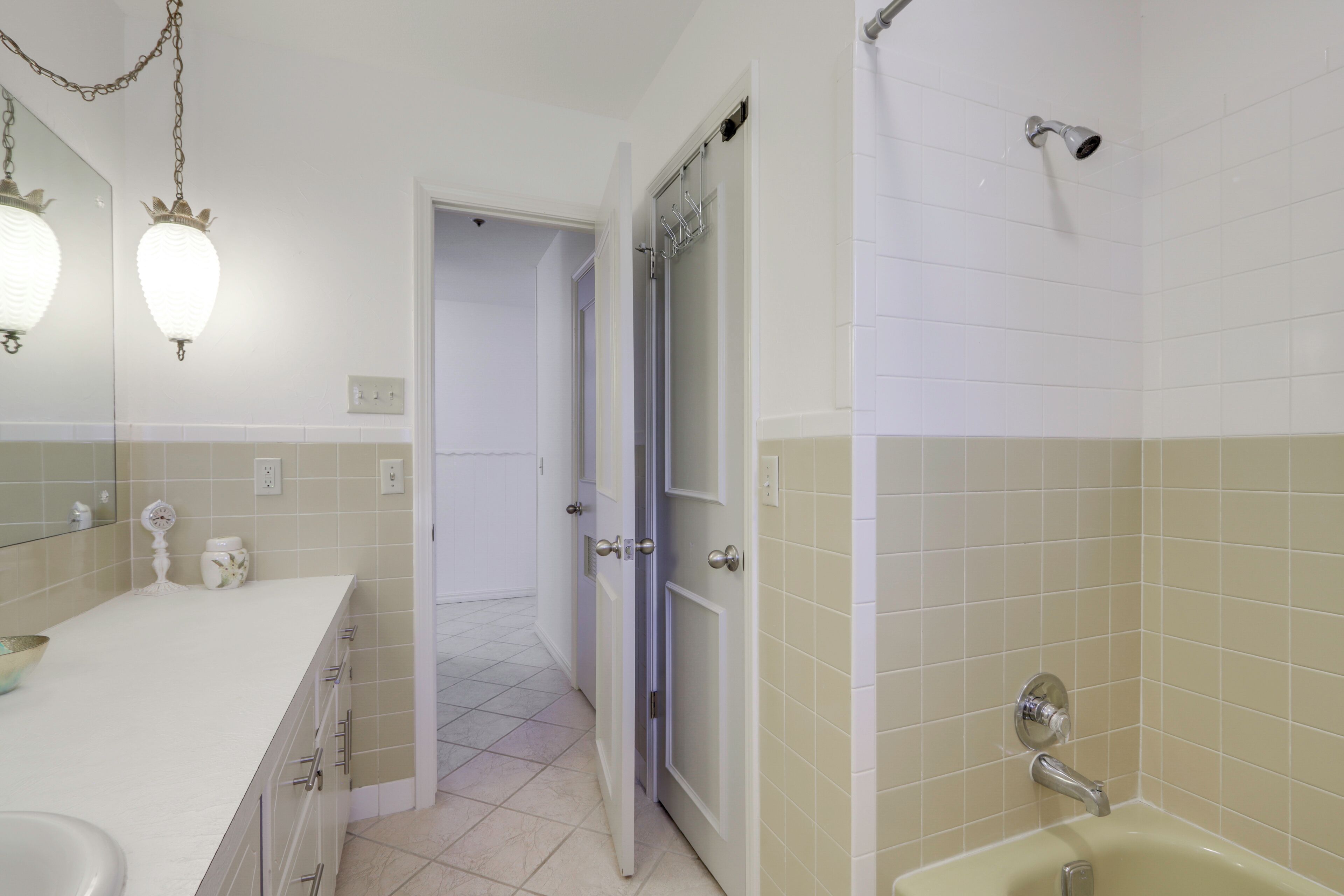 Une salle de bain avec un lavabo, un miroir et une douche.
