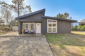 A modern two-story house with a grey exterior, a covered porch, and a gravel driveway. - Bring Your Boat! Family Haven 2 Mi to Lake Texoma (Pottsboro)