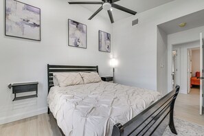 A bedroom with a bed, a ceiling fan, wall art, and a bedside table. - Bring Your Boat! Family Haven 2 Mi to Lake Texoma (Pottsboro)