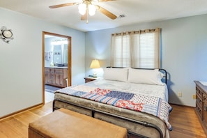 House (2 Bedrooms) | Interior - Hike, Fish & Explore: Mcminnville Farmhouse + Yard (McMinnville)