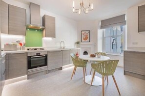 Fridge, microwave, oven, stovetop - Peregrine Apartment Bowness (Bowness-on-Windermere)