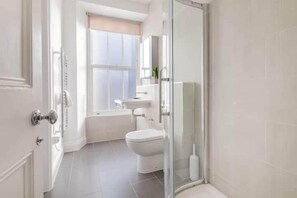 Hair dryer, towels, toilet paper - Peregrine Apartment Bowness (Bowness-on-Windermere)