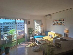 TV - Near Cannes, with air conditioning, private parking and balcony Pets welcome (Le Cannet)