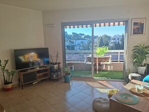 TV - Near Cannes, with air conditioning, private parking and balcony Pets welcome (Le Cannet)