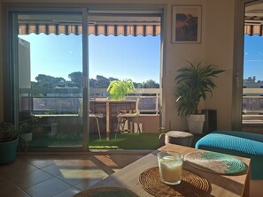 Interior - Near Cannes, with air conditioning, private parking and balcony Pets welcome (Le Cannet)