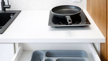 Réfrigérateur, micro-ondes, plaque de cuisson, lave-vaisselle