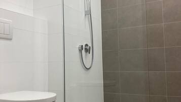 Douche, sèche-cheveux, serviettes fournies, savon