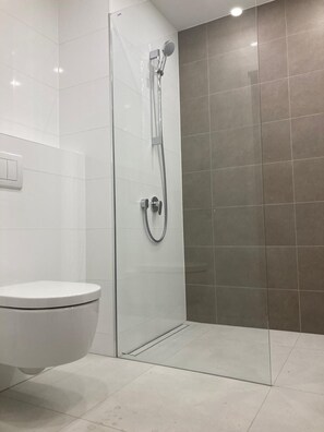 Douche, sèche-cheveux, serviettes fournies, savon