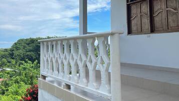 House, 2 Bedrooms | Balcony
