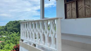 House, 2 Bedrooms | Balcony