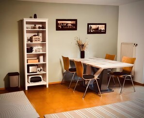 Dining - Apartment “Garden View” with Balcony and Wi-Fi (Kinsau)