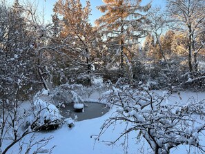 A snowy landscape with trees and a pond. - Quiet Studio with Balcony Overlooking Nature – Apartment Gardenview (Kinsau)