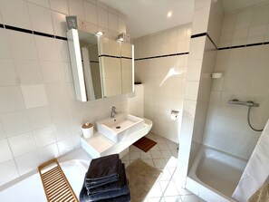 Shower, hair dryer, towels - Lüttje Reethuus Country House – Listed Historic Home on Park-like Grounds (Südbrookmerland)