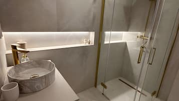 SĂšche-cheveux, serviettes fournies, savon, papier toilette
