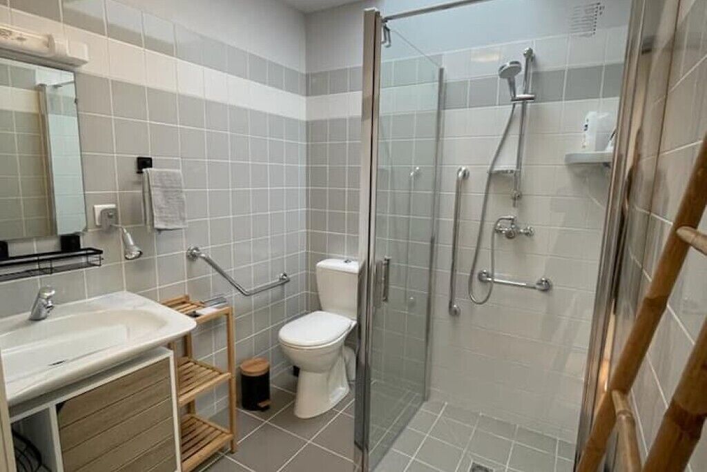 Een douche, een haardroger, handdoeken, zeep