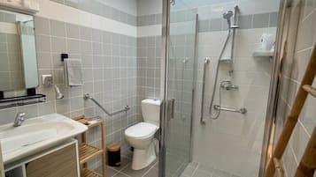 Een douche, een haardroger, handdoeken, zeep