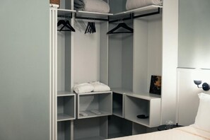 Comfort kamer, 1 twee- of 2 eenpersoonsbedden, uitzicht op de binnenplaats | Een kluis op de kamer, een strijkplank/strijkijzer, gratis wifi